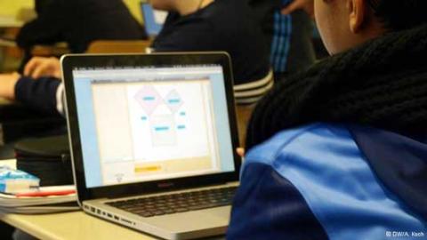 استفاده از نوت‌بوک به جای دفتر و کتاب در کلاس درس