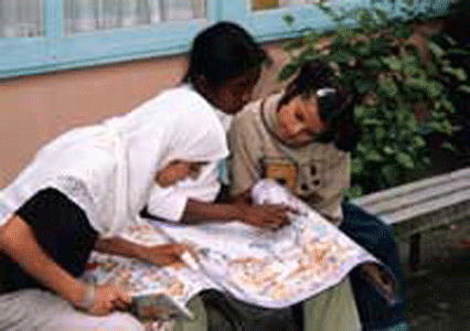 کتاب های درسی را به دور از تعصب ها تهیه کنیم