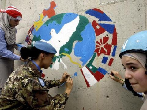 کودکان لبنانی با آرزوی صلح پرندگان سفید را بر روی دیوارها نقاشی کردند!