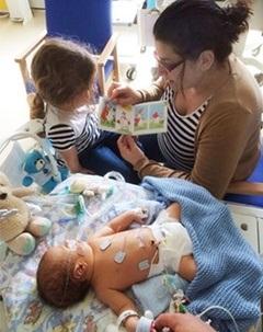 بوک تراست به خانواده نوزادان بیمار و زودرس در بیمارستان ها کتاب هدیه می دهد