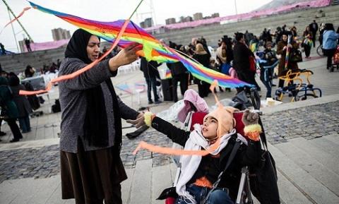 پرواز بادبادک هایی از جنس امید، تلاش و نشاط توسط کودکان معلول 