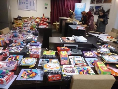 کودکان خانواده‌ های کارگری شرکت سازورسازه آذرستان کتاب عیدی گرفتند