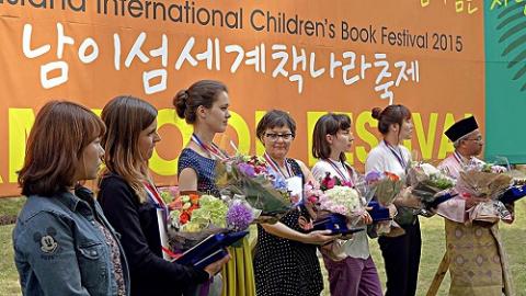 برندگان مسابقه تصویرگری در هفتمین جشنواره بین المللی کتاب کودک نامی جایزه خود را