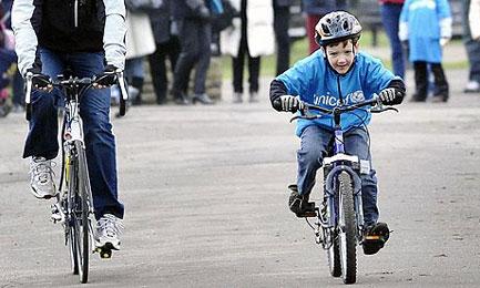 تلاش انسان دوستانه بزرگ یک پسر کوچک