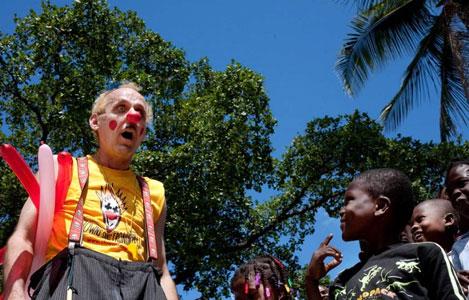 "دلقکان بدون مرز" خنده را برای کودکان هایتی به ارمغان بردند!