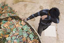 کودکیِ گمشده در میان زباله ها 