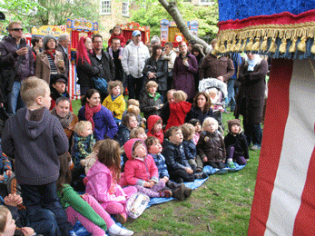 گزارش کتابک از یک جشن سنتی نمایش عروسکی برای کودکان انگلیسی