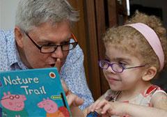 داوطلبان آموزش دیده در سوادآموزی به کودکان کمک می کنند