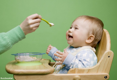 شروع غذاهای جامد به کودکان شیرخوار 