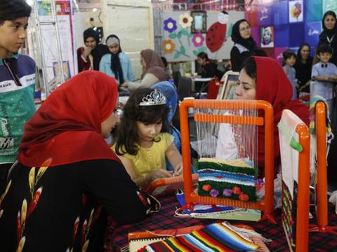 آموزش صنایع دستی و هنر به کودکان منجر به شناسایی استعدادهای آنان می‌شود