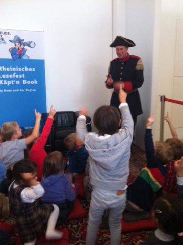 جشن کتابخوانی کاپیتان بوک در آلمان