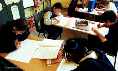 اعتراض انجمن نویسندگان انگلستان به روش آموزش نگارش کودکان در مدرسه ها