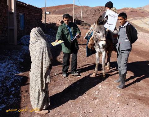 کتابخانه سیار روی پالان یک الاغ