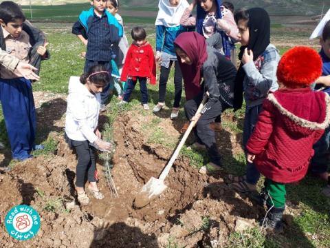 روز درختکاری در کتابخانه «با من بخوان» در ثلاث باباجانی