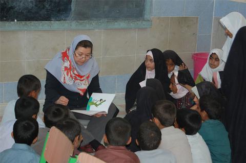 تقویت سواد پایه کودکان دو زبانه ایرانشهر با الفباورزی