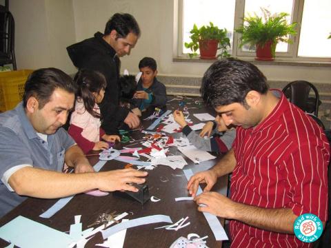 برگزاری کارگاه بلندخوانی در هفته بلندخوانی در یک کارخانه
