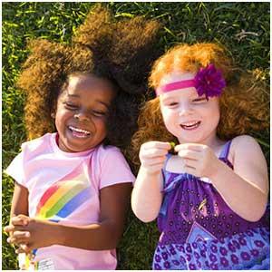 امکان بازی کردن در حیاط خانه را برای کودک خود فراهم کنید