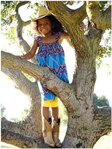 به کودکان اجازه دهید از درخت ها بالا بروند