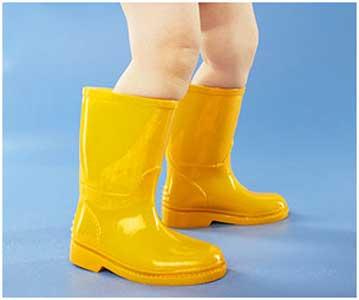 همراه با کودکان در باران جست و خیز کنید