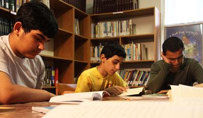 آشنا کردن دانش آموزان اول و دوم راهنمایی با کتابخانه به عنوان ابزار مهم پژوهش