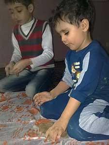 نمایش با کتاب میهمان های ناخوانده 