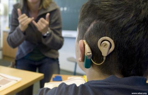 سروصدای زمینه و مزاحم هنگام کتاب خوانی برای کودکان کم شنوا