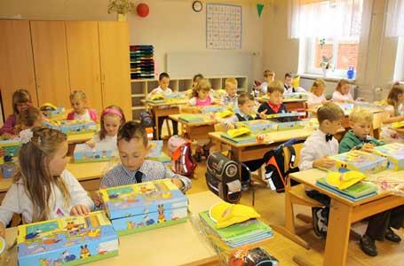 هدیه کتابخانه عمومی شهر به دختران و پسران کلاس اولی