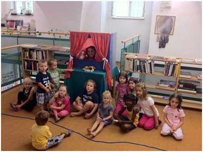 عروسک مشهور، کودکان را با کتابخانه آشنا می کند