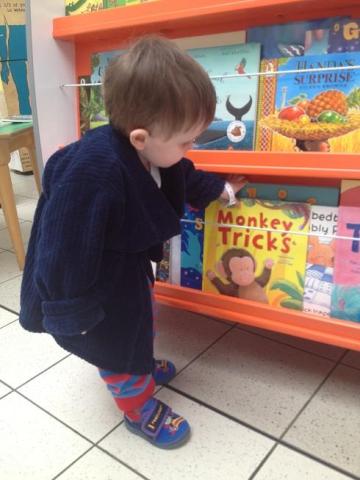 قصه گویی و اهدا کتاب به کودکان بیمار