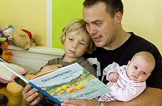 "پدرم برایم کتاب می خواند" کتابخوانی پدران برای کودکان!