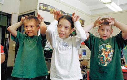 کودکان را به قصه گویی تشویق کنیم